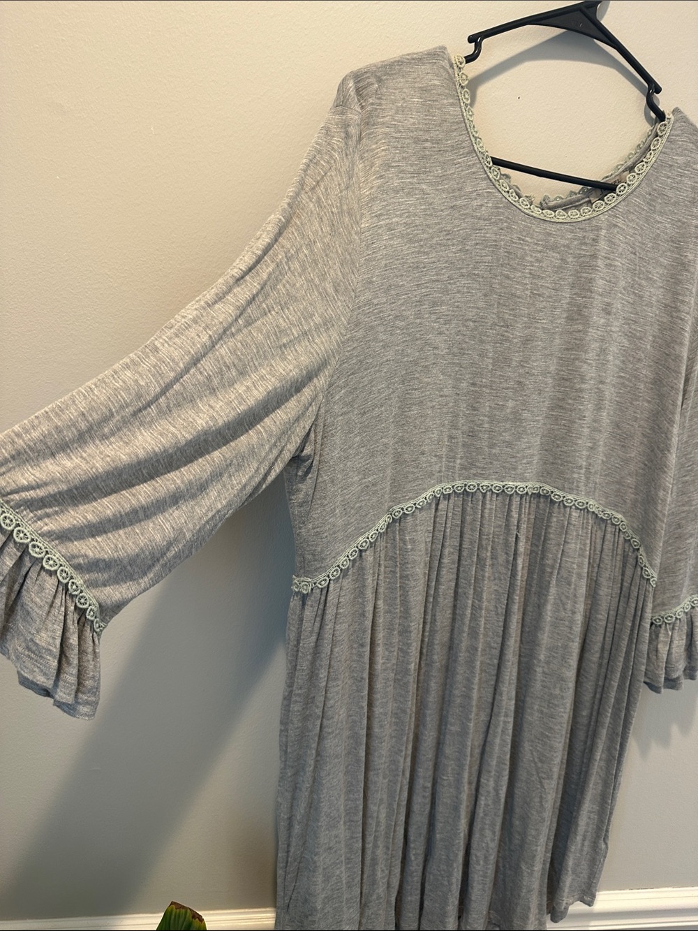 JODIFL Light Gray Long Sleeve Pleated Tunic with Mint Trim